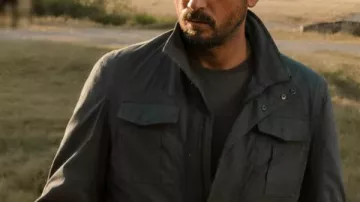 Ghost Soldier 2026 Jim Caviezel Veste grise