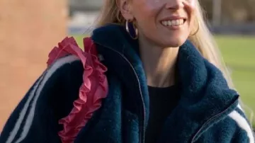 Ted Lasso S04 Juno Temple Veste à manches rayées en fourrure bleue