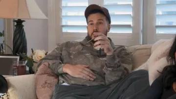 Représenter Team 247 Hoodie Taupe Camo porté par Vinny Guadagnino tel que vu dans Jersey Shore : Vacances en famille (S08E34)