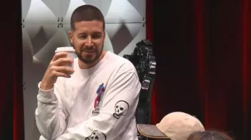 Por Parra bajando la barra camiseta de manga larga que lleva Vinny Guadagnino tal y como se ve en Jersey Shore: Vacaciones en familia (S08E34)
