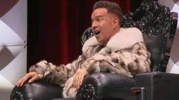 Bomber Jacket en fourrure de renard à col Alen Cooper portée par Mike Sorrentino telle que vue dans Jersey Shore : Vacances en famille (S08E34)