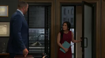 Minivestido sin mangas de Tweed Endless Rose llevado por Caroline Lee (Ellie Wang) como se ve en Más allá de las puertas (S02E158)