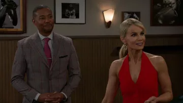Camiseta Mango Peplum con cuello halter llevada por Vanessa McBride (Lauren Buglioli) como se ve en Más allá de las puertas (S02E158)