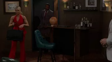 Trajes de cintura alta de mango usados por Vanessa McBride (Lauren Buglioli) como se ve en Más allá de las puertas (S02E158)
