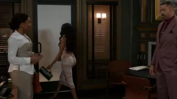 Bolso de hombro tejido de ante sintético de Anthropologie usado por Naomi Hamilton (Arielle Prepetit) como se ve en Más allá de las puertas (S02E159)