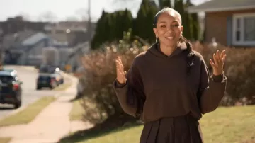 Sweat à capuche Aritzia Extra Fleece Perfect porté par Lizzie Mathis, vu dans Honest Renovations (S04E03)