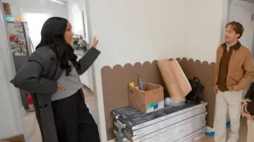 Pull Nordstrom en cachemire à col rond porté par Lizzie Mathis tel que vu dans Honest Renovations (S04E03)