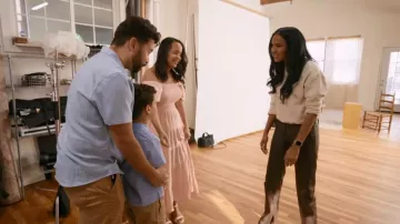 Pantalon en cuir plat à l’avant chocolat Whistles porté par Lizzie Mathis, vu dans Honest Renovations (S04E03)