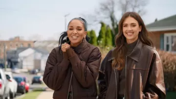 Bomber Jacket Topshop à col court, courte et courte en marron, portée par Lizzie Mathis telle que vue dans Honest Renovations (S04E03)