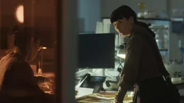 Chemise à carreaux garçon manqué portée par Naomi Yang telle que vue dans Vigil (S03E01)