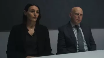 Camisa Theory Slim Fit usada por la DCI Amy Silva (Suranne Jones) vista en Vigil (S03E01)