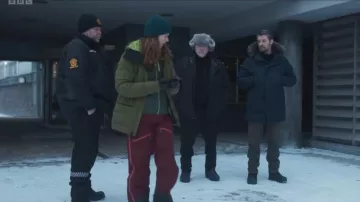 Pantalón de esquí Untrakt Obsidian 3L Shell usado por DS Kirsten Longacre (Rose Leslie) como se ve en Vigil (S03E01)