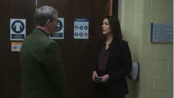 Camisa de seda de satén oculta de Reiss Ameira en burdeos usada por la DCI Amy Silva (Suranne Jones), vista en Vigil (S03E01)