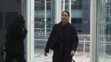 Abrigo Reiss Petite Rene de lana cruzado con costura ciega usado por la DCI Amy Silva (Suranne Jones), tal como se ve en Vigil (S03E01)