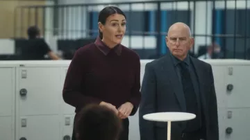 Alice + Olivia Porla Jersey de seda con cuello y técnica mezclada llevado por la DCI Amy Silva (Suranne Jones), tal como se ve en Vigil (S03E01)