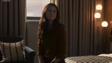 Jersey mostaza Arket usado por la DS Kirsten Longacre (Rose Leslie) como se ve en Vigil (S03E02)