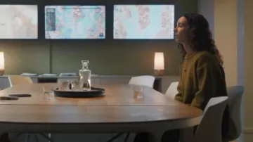 Pull mangue à col rond porté par Hiba Medina tel que vu dans Vigil (S03E02)