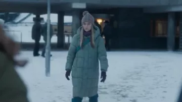 Parka Patagonia Down With It portée par Lauren Lyle vue dans Vigil (S03E02)