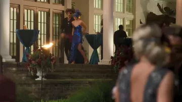 Robe Maxi Sirène à lacets Lulus Blue Paillettes portée par Sarah Cameron (Madelyn Cline) telle que vue dans Outer Banks (S05E07)