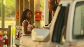 OneOne Kameron-Jesse Bikini porté par Cleo (Carlacia Grant) tel qu’on le voit dans Outer Banks (S05E07)