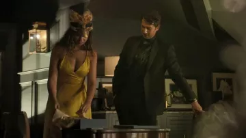 Lulus In Love Forever Mustard Yellow Mustard Yellow Satin Laz-Up High-Low Maxi vestido por Kiara Carrera (Madison Bailey) visto en Outer Banks (S05E07)