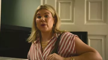 Chemisier rayé rose et blanc d’Ann Taylor porté par Rose Cameron (Caroline Arapoglou) tel que vu dans Outer Banks (S05E09)
