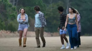 Pantalon large à rayures de piste Athleta Venice High Rise Stripe porté par Kiara Carrera (Madison Bailey) tel que vu dans Outer Banks (S05E10)