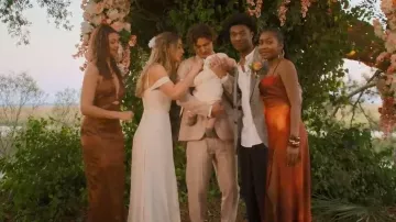 Robe Maxi rayée Roma Cocoa Striped de la 12e Tribu portée par Kiara Carrera (Madison Bailey) telle que vue dans Outer Banks (S05E10)