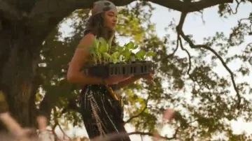 Los pantalones fluyentes de Little Bazaar Black and White Tie Dye Stream Flowy que lleva Kiara Carrera (Madison Bailey) tal y como se ve en Outer Banks (S05E10)