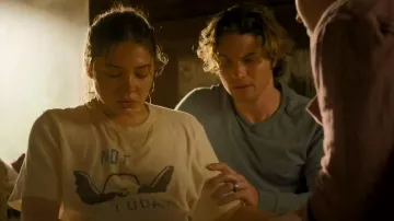 Imogene + Willie, la camiseta "no hoy" que lleva Sarah Cameron (Madelyn Cline) tal como se ve en Outer Banks (S05E10)
