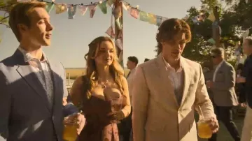 Vestido Lela de la Reforma que lleva Peeler (Lilah Pate) tal como se ve en Outer Banks (S05E10)