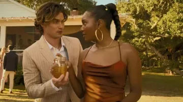 Vestido Maxi Ombré Natalia Sunset de la 12ª Tribu que lleva Cleo (Carlacia Grant) como se ve en Outer Banks (S05E10)