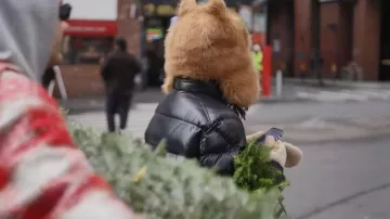 Gorro de Teddy Trapper de Urban Outfitters de piel sintética llevado por Ava Dash, visto en Next Gen NYC (S02E10)