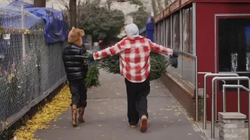 Chaqueta corta con capucha Moncler Maire llevada por Ava Dash, vista en Next Gen NYC (S02E10)