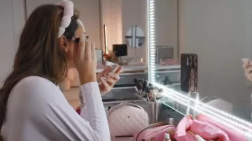 Funda Cosmética CC acolchada de Chanel llevada por Emira D'spain vista en Next Gen NYC (S02E10)