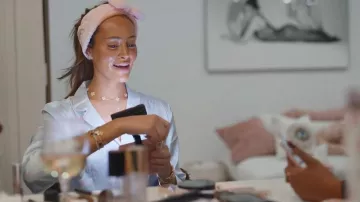 Set de pijama largo de satén rosa X Loveshackfancy que lleva Emira D'spain tal y como se ve en Next Gen NYC (S02E10)