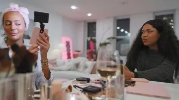 Jersey de punto rasgado de Zara que lleva Riley Burruss visto en Next Gen NYC (S02E10)