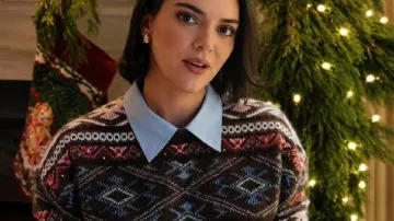 Jersey tejido que lleva Kendall Jenner en Inside Kendall Jenner's Home at Christmas | Puerta Abierta | Architectural Digest