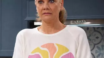 Carol Sun Applique White Sweat porté par Carol (Kristen Johnston) dans Leanne (S02)