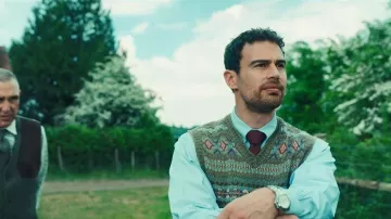 Polo Ralph Lauren Fair Isle V col en lin sans levier porté par Eddie Horniman, duc de Halstead (Theo James) tel que vu dans The Gentlemen (S02E01)