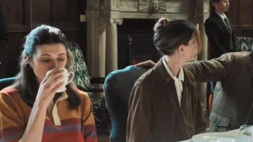 La veste bomber en suède Ronan brune portée par Bella Soranza De Parma (Benedetta Porcaroli) telle que vue dans The Gentlemen (S02E01)