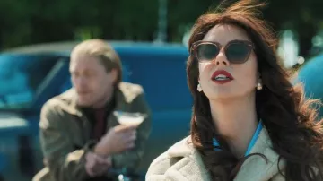 Bijoux Vivienne Westwood Florentina Boucles d’oreilles en laiton plaqué or et fausse perle portées par Susie Glass (Kaya Scodelario) comme on le voit dans The Gentlemen (S02E01)