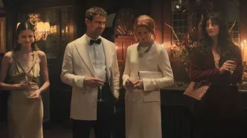 Sac à main Christian Dior Monogram Vintage des années 1970 porté par Susie Glass (Kaya Scodelario) dans l'épisode « The Gentlemen » (S02E01).