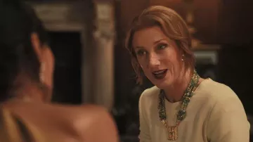 Collier Elizabeth Gage Aventurine et perles d’eau douce avec plaque Kri-Kri porté par Lady Sabrina Horniman (Joely Richardson) tel que vu dans The Gentlemen (S02E01)