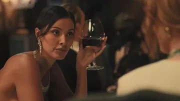 Boucles d’oreilles Angel Laurence Coste Prix régulier porté par Aisha (Maya Jama) comme on le voit dans The Gentlemen (S02E01)