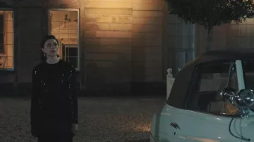 Stella MCCartney robe maxi à dos ouvert ornée de sequins portée par Charly Horniman (Jasmine Blackborow) telle que vue dans The Gentlemen (S02E01)