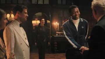Veste de survêtement Maglia en velours Sergio Tacchini portée par Nanny (Benjamin Clementine) telle que vue dans The Gentlemen (S02E01)