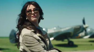 Ray-Ban State Street usadas por Susie Glass (Kaya Scodelario) como se ve en The Gentlemen (T02E01)