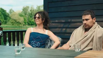 Chanel CoCo Beach 2022 llevado por Susie Glass (Kaya Scodelario) tal y como se ve en The Gentlemen (S02E01)