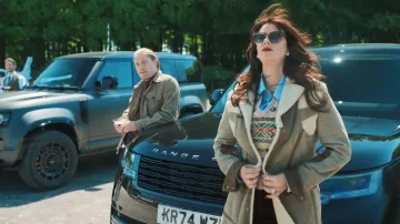Abrigo Maxi de piel de oveja Galliano usado por Susie Glass (Kaya Scodelario) como se ve en The Gentlemen (S02E01)